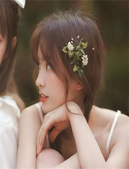 《端盘子的姑娘》人物解析：广告的植入方式与商业平衡 理解角色塑造的艺术