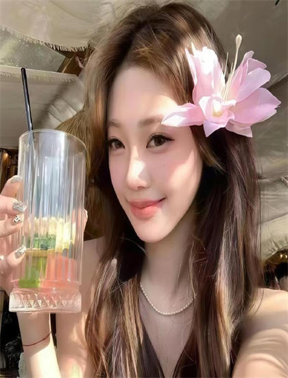 《我就背首诗你们咋全下跪了》象征隐喻解析：符号意义与深层寓意探讨